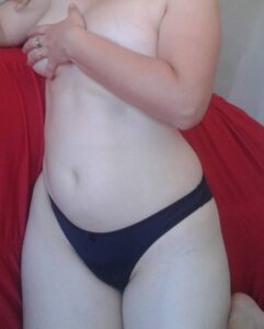 Mulher ranquinha de calcinha sensual
