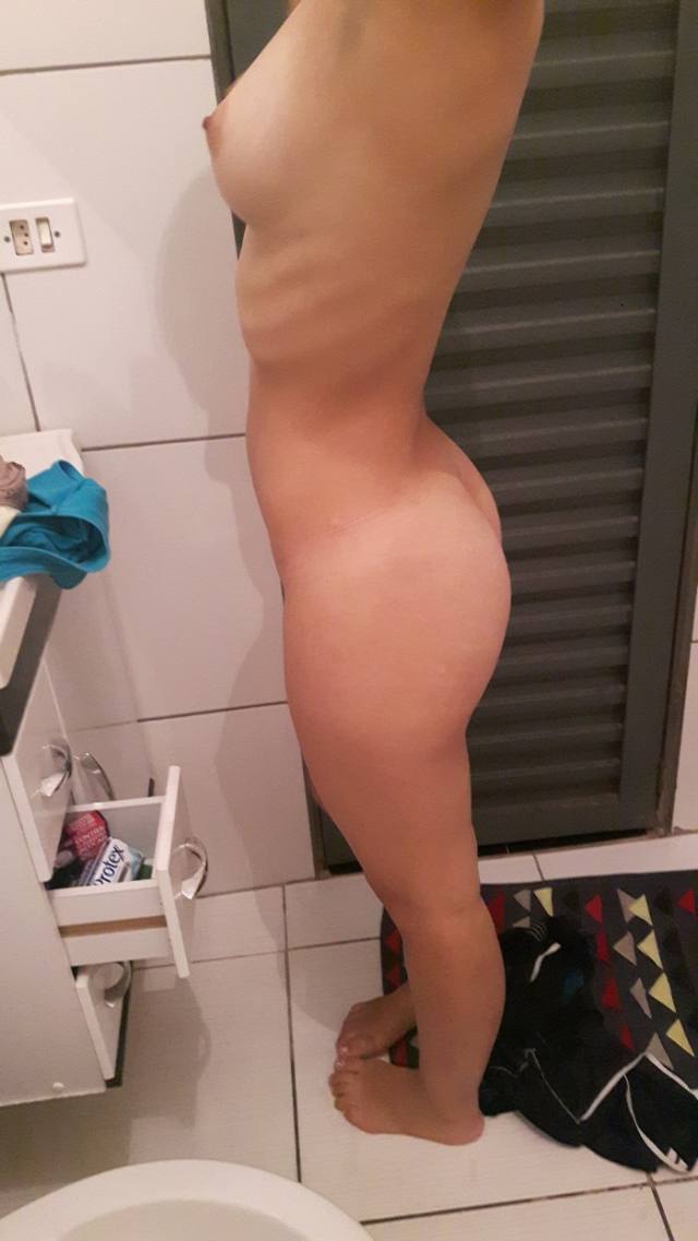 Fotos Sexo amador no banheiro com a branquinha safada